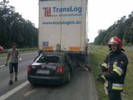 Samochód wbił się w ciężarówkę, kierowca wyszedł z tego cało