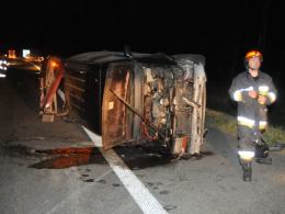 Zderzenie na autostradzie, kierowca zasnął za kółkiem