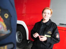 Kobieta dowodzi zastępem strażaków