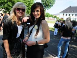 Kamila Chrzanowska (z lewej) i Sandra Suchta, uczennice ZS. Ekonomicznych w Opolu już znalazły pracę na wakacje.