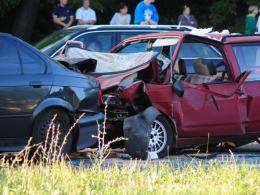 Bmw uderzyło w volkswagena, jedna osoba ranna