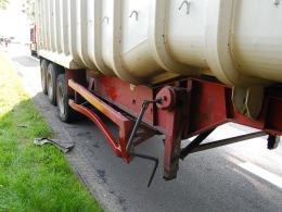 Kobieta wjechała fiatem pod ciężarówkę