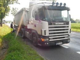 Kobieta wjechała fiatem pod ciężarówkę