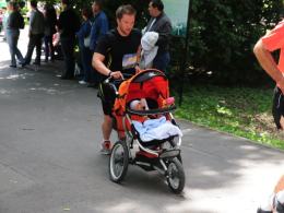 Byli zawodnicy z wózkami dziecięcymi, kilku biegło wraz ze swoim czworonogiem. Duże oklaski wywoływał na trasie niewidomy zawodnik, biegnący wraz z przewodnikiem.
