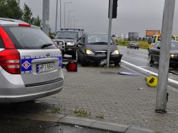 Wjechała mercedesem w sygnalizator