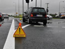 Wjechała mercedesem w sygnalizator