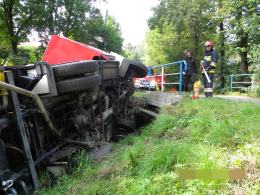Wóz strażacki wylądował w rzeczce