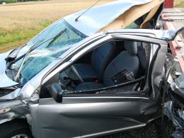 Toyota zmiażdżona, kierująca bez obrażeń