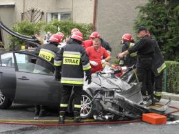 Ciężarówka staranowała zaparkowany samochód