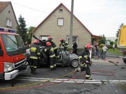 Ciężarówka staranowała zaparkowany samochód