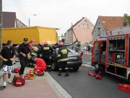 Ciężarówka staranowała zaparkowany samochód