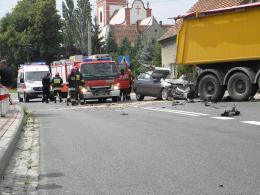 Ciężarówka staranowała zaparkowany samochód