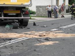 Ciężarówka staranowała zaparkowany samochód