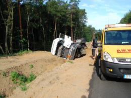 Cysterna przewożąca asfalt wjechała do rowu