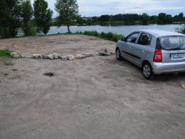 Parking, gdzie zostawiano auta przed remontem kąpieliska, teraz został przeniesiony.