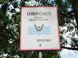 Niektóre tablice informują też o liczbie utonięć w danym zbiorniku.