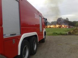 Płonie ogromna sterta słomy