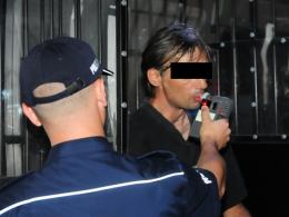 Pijany kierowca wpadł pod domem