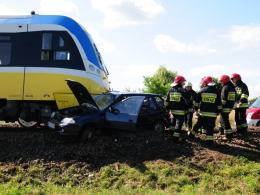 W Komprachcicach samochód wjechał pod szynobus