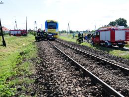 W Komprachcicach samochód wjechał pod szynobus