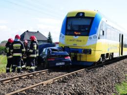 W Komprachcicach samochód wjechał pod szynobus