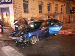 Dwa rozbite BMW, trzy osoby poszkodowane