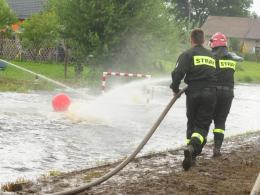 Kiedy strażacy grają w piłkę, to tylko przy użyciu sikawek - video