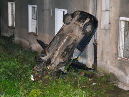 Samochód zatrzymał się na budynku