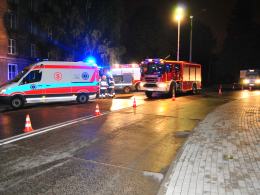 Samochód zatrzymał się na budynku