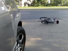 Zderzenie roweru z toyotą przy ulicy Nysy Łużyckiej
