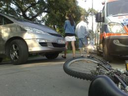 Zderzenie roweru z toyotą przy ulicy Nysy Łużyckiej