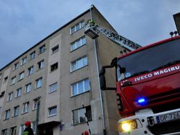 Kilkuletnie dzieci spacerowały po parapecie