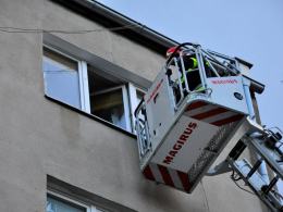 Kilkuletnie dzieci spacerowały po parapecie