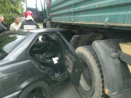 W Chmielowicach bmw wbiło się pod ciężarówkę