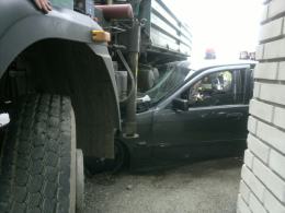 W Chmielowicach bmw wbiło się pod ciężarówkę