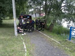 Skradziony telefon, będący dowodem w sprawie, ze stawu wyłowili strażaccy płetwonurkowie.