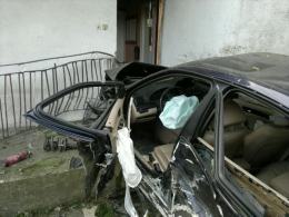 Rozpędzone bmw uderzyło w dom