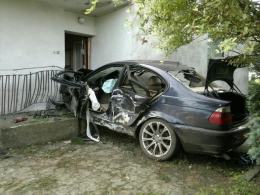 Rozpędzone bmw uderzyło w dom