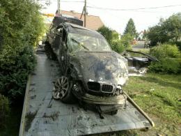 Rozpędzone bmw uderzyło w dom