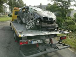 Rozpędzone bmw uderzyło w dom