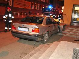 Kierowca bmw wjechał w betonowy murek