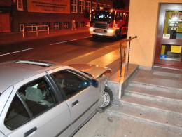 Kierowca bmw wjechał w betonowy murek