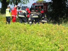 Dachowanie pod Opolem - nie żyje kierowca