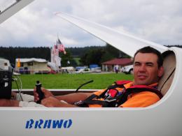 Mateusz za sterami szybowca.