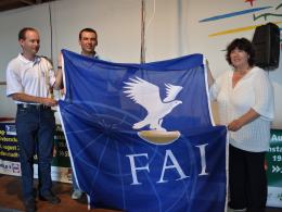 Mateusz odebrał flagę FAI - Światowej Federacji Sportów Lotniczych.