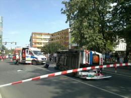 Samochód wjechał w karetkę, jadącą na sygnale