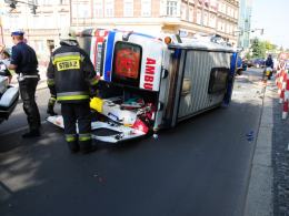 Samochód wjechał w karetkę, jadącą na sygnale