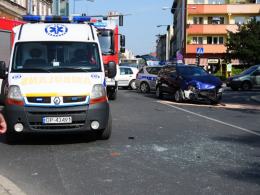 Samochód wjechał w karetkę, jadącą na sygnale