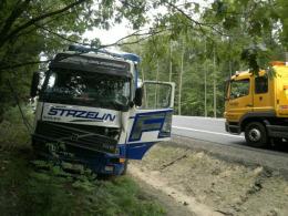 Ciężarowe volvo wjechało do rowu