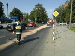 Plama oleju utrudnia ruch na Oleskiej
